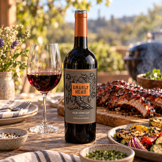 Botella de Gnarly Head Old Vine Zinfandel junto a sarmientos retorcidos