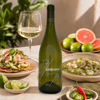 Botella de Anónimo Riesling junto a tacos con salsa picante