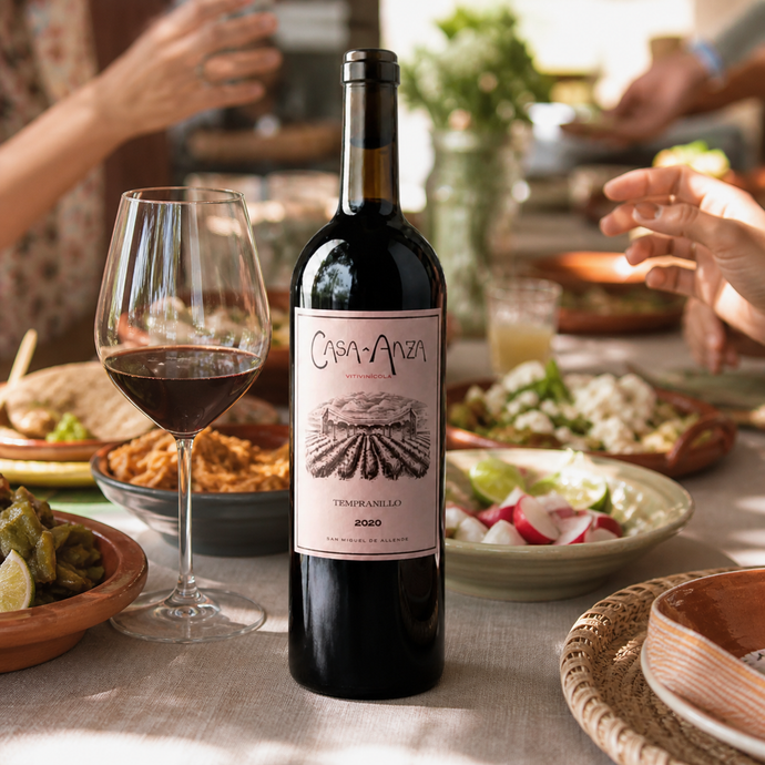 Botella de Casa Anza Tempranillo en una mesa familiar preparada para compartir