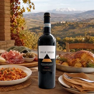 Botella de Cantina Tollo Colle Secco Riserva sobre una mesa italiana con pasta y carnes frente a colinas de Abruzzo