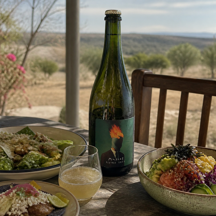 Anónimo Muscat Pet Nat servido con poke bowl y ensalada en una comida informal de Aguascalientes