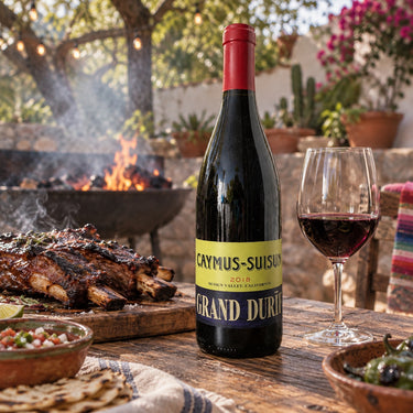 Caymus Suisun Grand Durif 2018 con costillas a la parrilla — fotografía cuadrada