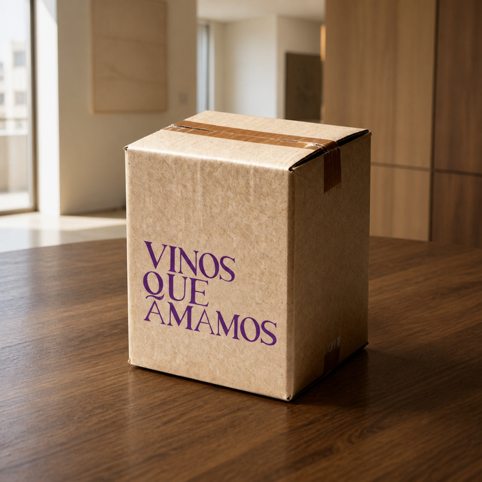 Caja de Vinos Que Amamos en una mesa de un departamento contemporáneo