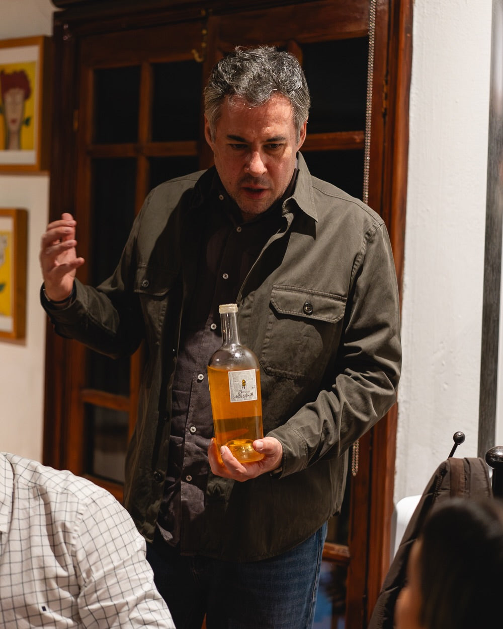 Presentación de vino en un restaurante cliente