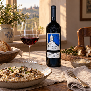 Botella de Michele Chiarlo Cipressi 2019 junto a una copa y un plato de pasta