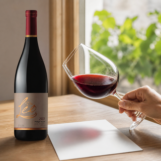 Copa de vino tinto junto a una botella de Don Leo Pinot Noir