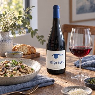 Botella de Indigo Eyes Pinot Noir en una mesa luminosa de estilo californiano