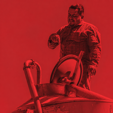 Luis Rodríguez Maldonado trabajando junto a un tanque de vinificación de ROLU