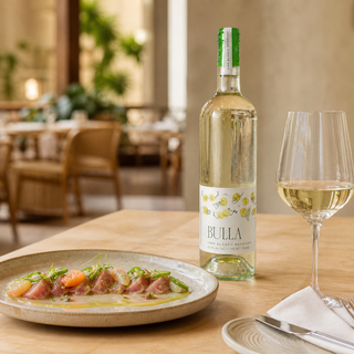 De Cote Bulla Blanco servido con tiradito de atún en la mesa de un restaurante contemporáneo mexicano