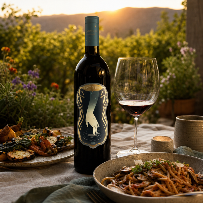 Carrodilla Canto de Luna 2023 servido con pasta, hongos y vegetales en un huerto del Valle de Guadalupe