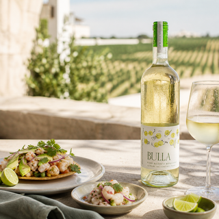 De Cote Bulla Blanco servido con ceviche y tostada de mariscos en una terraza de viñedo queretano