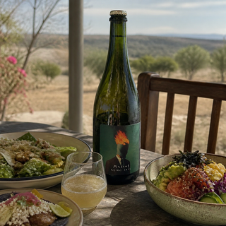 Anónimo Muscat Pet Nat servido con poke bowl y ensalada en una comida informal de Aguascalientes