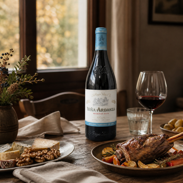Botella fotografiada de Viña Ardanza Reserva 2019 con cordero, quesos y nueces; el producto activo corresponde a 2017