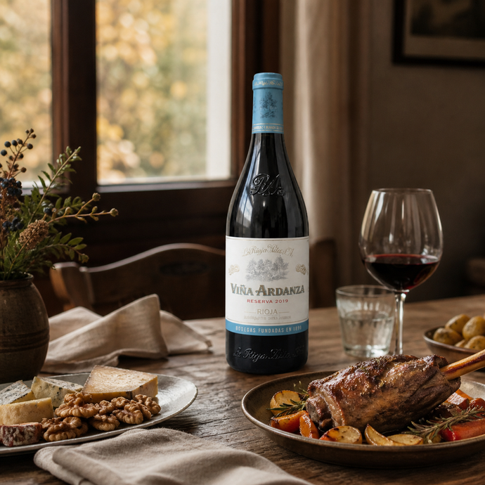Botella fotografiada de Viña Ardanza Reserva 2019 con cordero, quesos y nueces; el producto activo corresponde a 2017