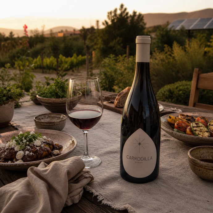 Carrodilla Syrah servido con enmoladas y vegetales en una mesa de bajo desperdicio del Valle de Guadalupe