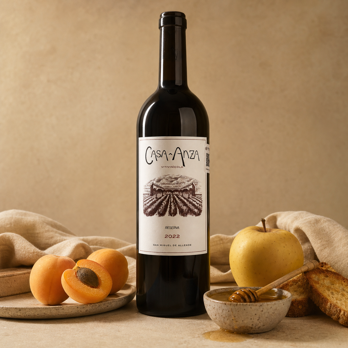 Casa Anza Reserva Blanco en bodegón con chabacano, manzana, miel y pan tostado