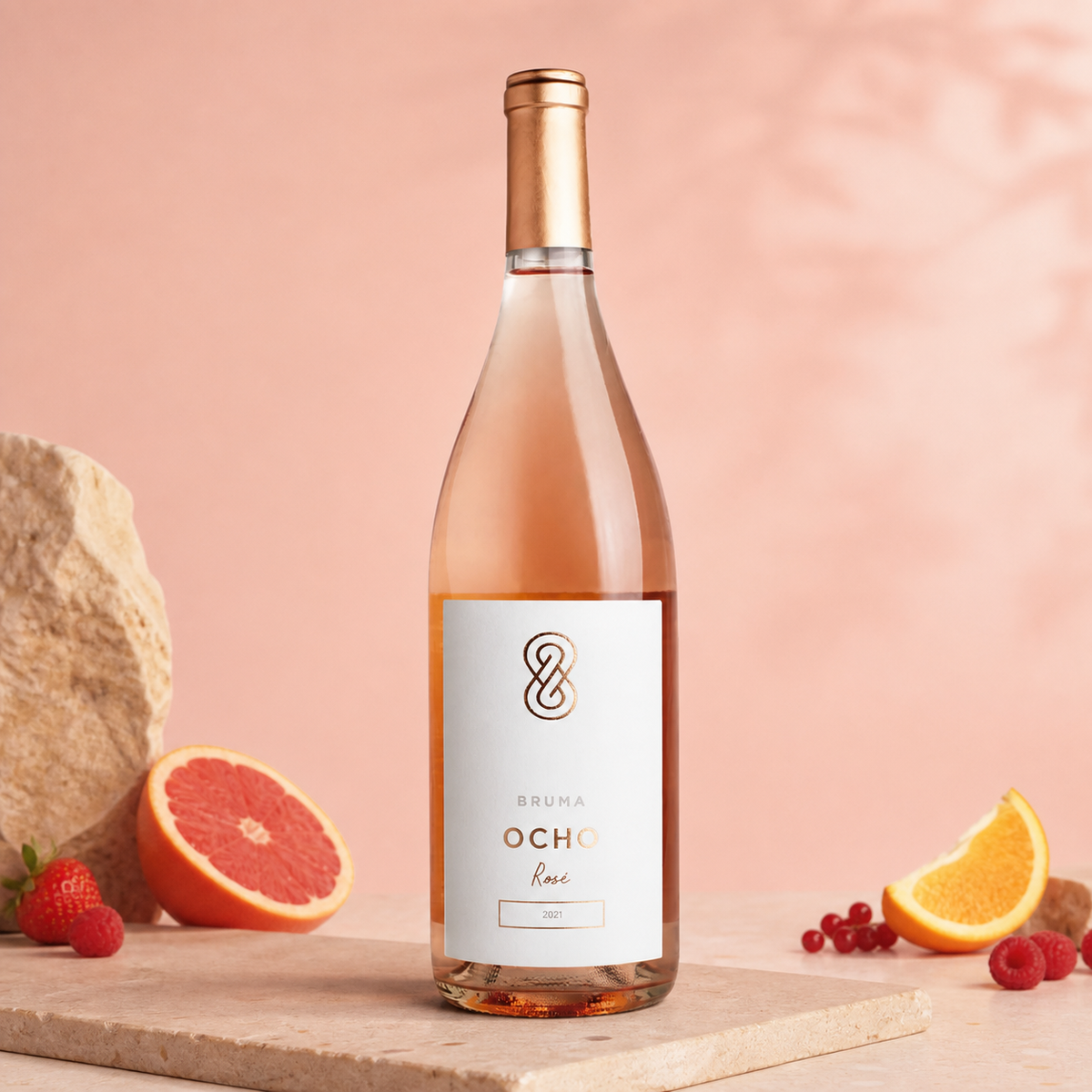 Bruma Ocho Rosé en bodegón con frutos rojos y cítricos