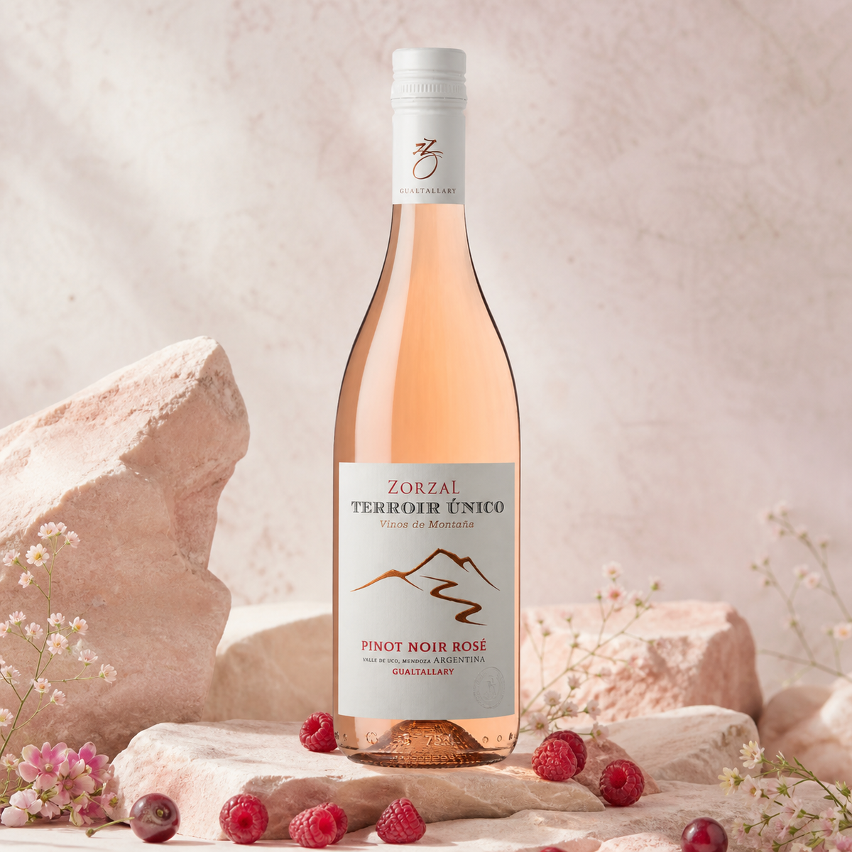 Zorzal Pinot Noir Rosé en bodegón mineral con flores y frutos rojos