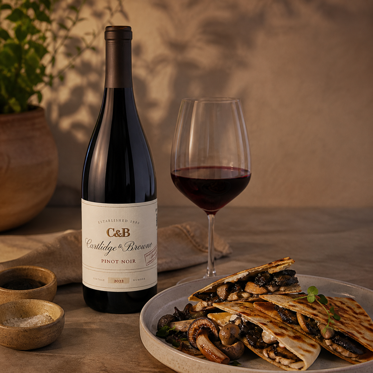 Cartlidge and Browne Pinot Noir con quesadillas de hongos en una sobremesa