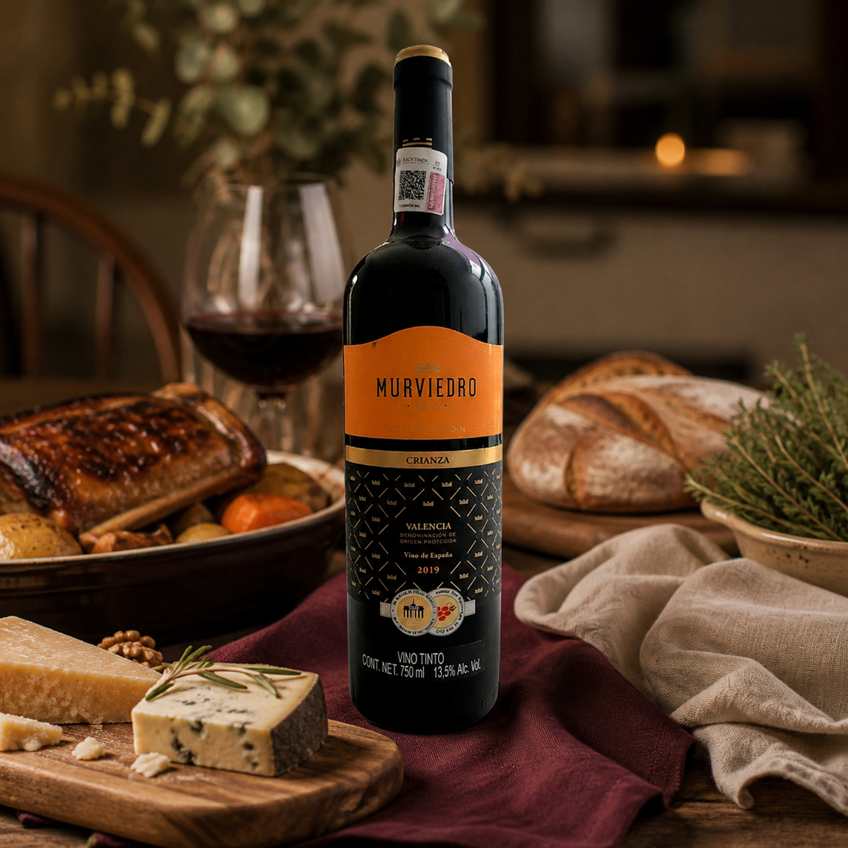 Murviedro Colección Crianza con carne asada, quesos y pan rústico