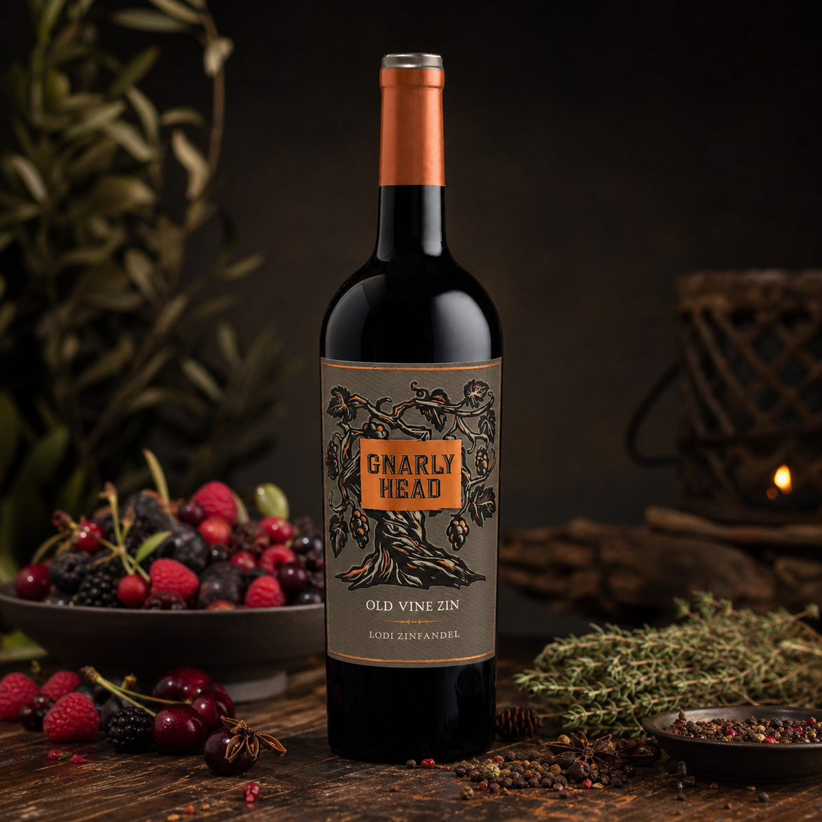 Gnarly Head Zinfandel en bodegón con frutos maduros y especias