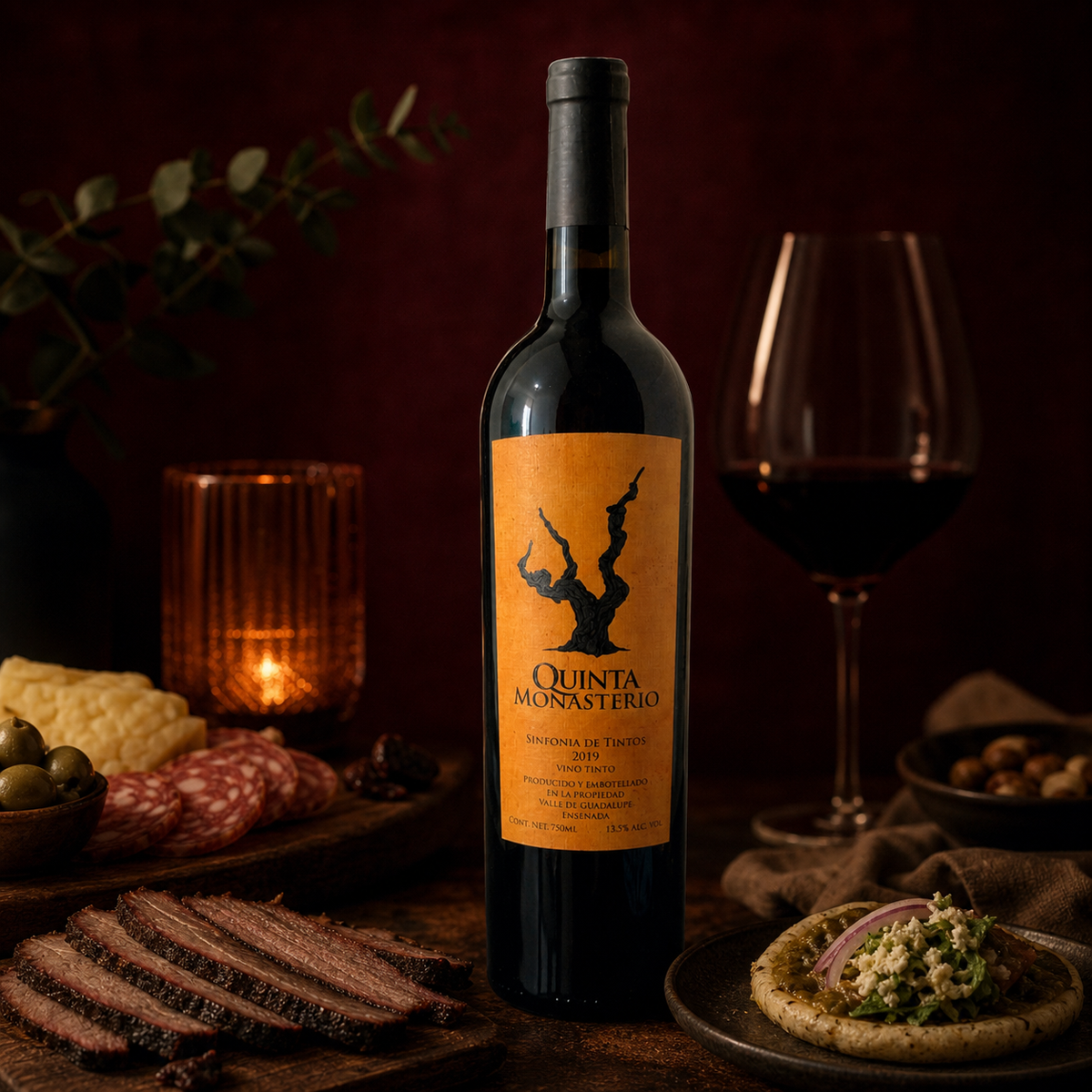 Quinta Monasterio Sinfonía de Tintos en un bodegón con fruta negra y tabaco