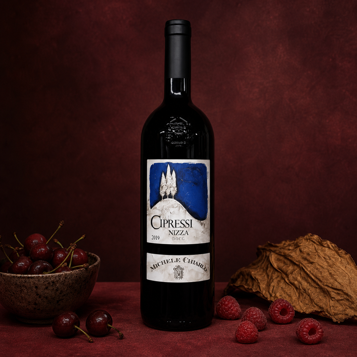 Michele Chiarlo Cipressi en bodegón con cereza, frambuesa y tabaco