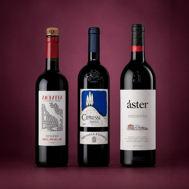 Ziobaffa Toscana, Michele Chiarlo Cipressi y Aster Crianza sobre fondo vino