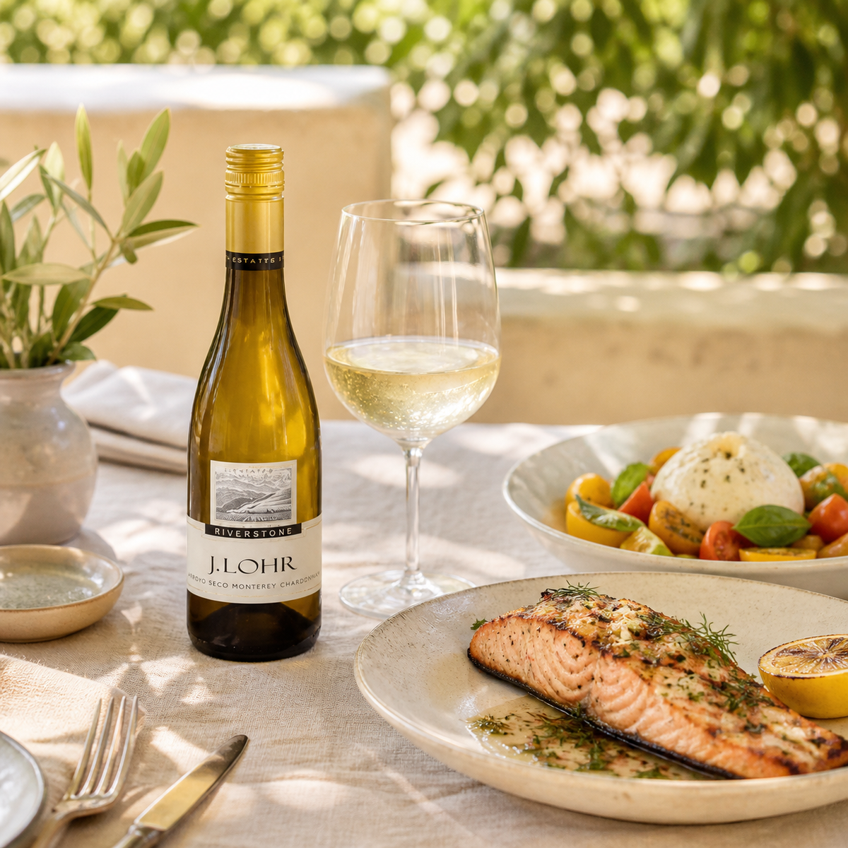 J. Lohr Riverstone Chardonnay con salmón y burrata en un almuerzo de verano